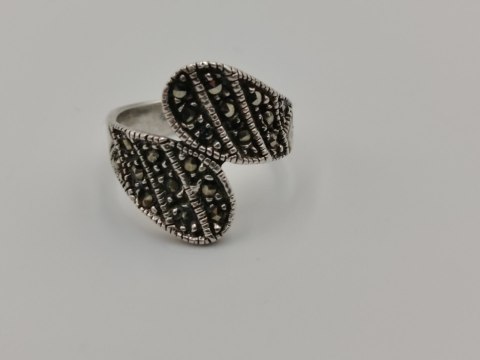 Stary piękny srebrny damski pierścionek MARKAZYTY r.13 biżuteria VINTAGE