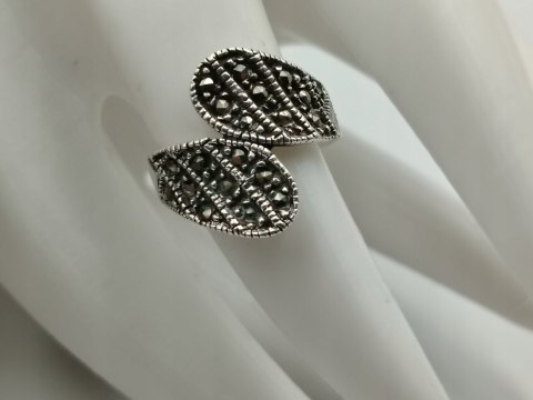 Stary piękny srebrny damski pierścionek MARKAZYTY r.13 biżuteria VINTAGE