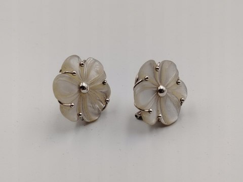 Srebrne kolczyki, klipsy damskie KWIAT - ILARIA - Masa Perłowa srebro 925