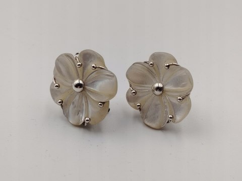 Srebrne kolczyki, klipsy damskie KWIAT - ILARIA - Masa Perłowa srebro 925