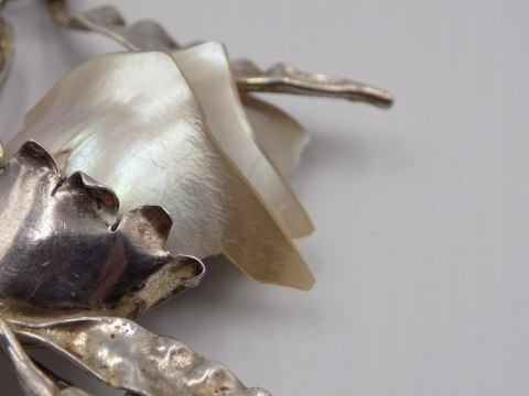 Piękna, stara, damska, duża, srebrna broszka RÓŻA-MASA PERŁOWA - srebro 925