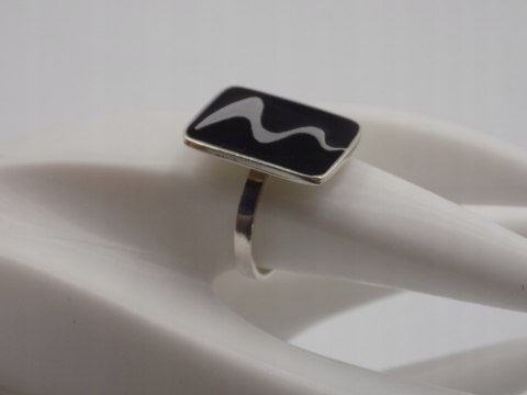 Piękny, damski, srebrny pierścionek CZARNY AKRYL srebro - roz. 19